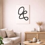 北欧ミニマルな空間に飾られた、ブラックラインの抽象ラインアート（A3サイズ相当）。