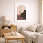 北欧ミニマルなリビング空間に飾られたアーチ構図のボタニカルアート（A3サイズ相当）