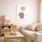 北欧ミニマルなリビング空間に飾られたフラワーベースのボタニカルラインアート（A3サイズ相当）