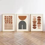 北欧ミニマルな空間に複数の幾何学抽象アートを並べたギャラリー風インテリア。