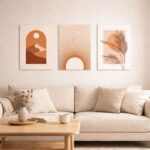 北欧ミニマルなリビング空間に飾られた抽象サンバーストアート。A3サイズ相当の無フレームポスター。