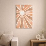 北欧ミニマルなリビングに飾られた放射ラインの抽象サンバーストアート
