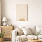 北欧ミニマルなリビング空間に飾られたサンバースト抽象アート。A3サイズ相当。