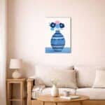 北欧ミニマルなリビングに飾られたブルーパターン花ベースキャンバスアート。