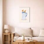 北欧ミニマルなリビングに飾られたブルーピッチャーフラワーキャンバスアート。