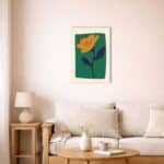 北欧ミニマルなリビングに飾られたオレンジフラワー抽象キャンバスアート（A3相当）。