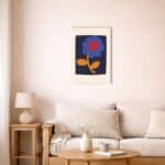 北欧ミニマルな空間に飾られたブルーフラワー抽象キャンバスアート（A3相当）。