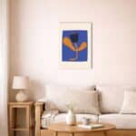 北欧ミニマルな空間に飾られたネイビーフラワー抽象キャンバスアート（A3相当）。