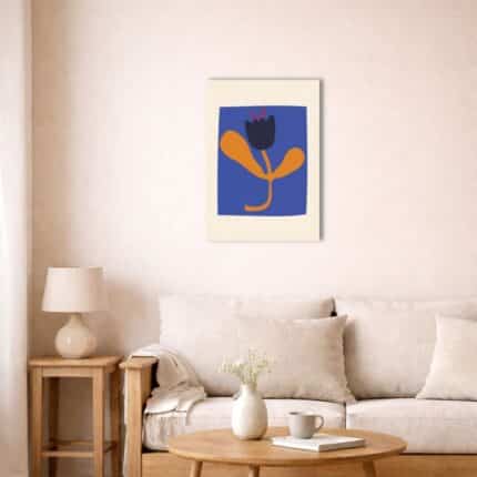 北欧ミニマルな空間に飾られたネイビーフラワー抽象キャンバスアート（A3相当）。