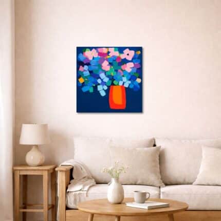 ブルーフラワーベース キャンバスアートを飾ったリビング空間