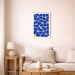 北欧インテリア空間に飾られたブルーフラワーパターンアート