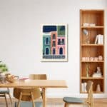 ダイニング空間に飾られたカラフル街並みのモダンアート
