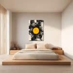 寝室に飾った黄と黒の抽象アートのイメージ