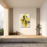 黄と黒の抽象アートを玄関に飾ったイメージ