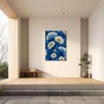 濃紺の花模様を玄関に飾ったイメージ