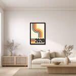 曲線ラインと数字の抽象アートをリビングに飾ったイメージ