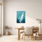 リビングに飾った青緑の帆船海景キャンバスアートの設置イメージ