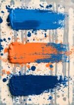 コバルトブルーの帯とオレンジの飛沫が重なる縦構図のモダン ブルー 抽象アートパネル