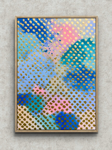 青とピンクのにじみの上に金色の点描が散る縦長のウォールアートのアートパネル フレーム設置イメージ