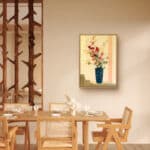 淡い壁になじむ青緑の花瓶モチーフのボタニカルアートパネル 設置イメージ 7
