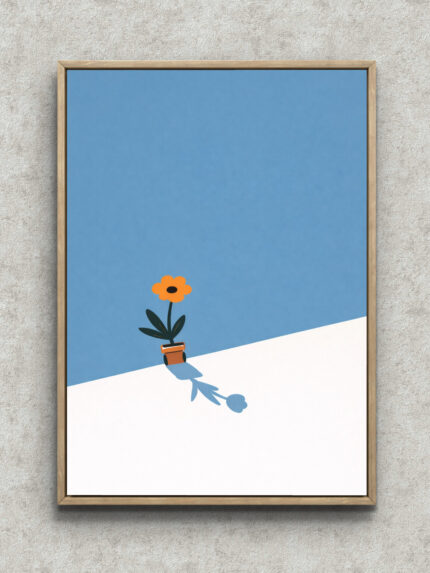 青い背景に一輪のオレンジの花と長い影を描いたミニマルアート フレーム設置イメージ