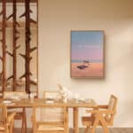 リビングに飾った海辺のベンチモチーフのピンク風景アートパネル 設置イメージ 1