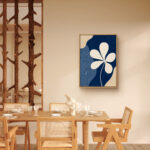 リビングに飾ったネイビーと白花のモダン 花 アートパネル 設置イメージ 9
