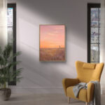 リビングの壁に飾ったピンクの夕空モチーフの空 絵画のアートパネル 設置イメージ 10