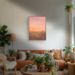 リビングの壁に飾ったピンクの夕空モチーフの空 絵画のアートパネル 設置イメージ 5