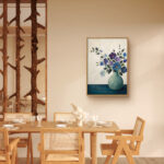 リビングに飾った青紫の花と花瓶モチーフの北欧 絵画のアートパネル 設置イメージ 8