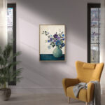 リビングに飾った青紫の花と花瓶モチーフの北欧 絵画のアートパネル 設置イメージ 4