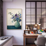 リビングに飾った青紫の花と花瓶モチーフの北欧 絵画のアートパネル 設置イメージ 5