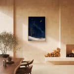 リビングに飾った月あかりの縦構図アートイメージのアートパネル 設置イメージ 3