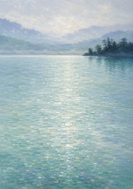 淡い湖面の反射光と霧の山並みを描いた縦構図の風景アートパネル