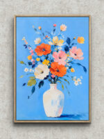 空色の背景にオレンジの花瓶と花が広がる北欧 絵画のアートパネル フレーム設置イメージ