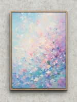 淡い水色に花びらのような色片が重なる抽象 インテリアアート 花霞庭 フレーム設置イメージ