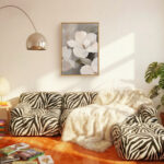 リビングに飾った白い花モチーフの抽象 インテリアアート 設置イメージ 5