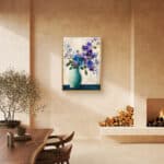 リビングに飾った青紫の花と青い花瓶の静物アートの設置イメージのアートパネル 設置イメージ 6