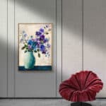 リビングに飾った青紫の花と青い花瓶の静物アートの設置イメージのアートパネル 設置イメージ 2
