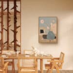 リビングに飾ったくすみブルーの花瓶モチーフの抽象アートパネル 設置イメージ 2