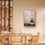 リビングに飾った桃色の花器モチーフの縦長アートの設置イメージのアートパネル 設置イメージ 1