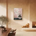 リビングに飾った桃色の花器モチーフの縦長アートの設置イメージのアートパネル 設置イメージ 4