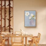 リビングに飾った白い花と花瓶の縦型アートの設置イメージのアートパネル 設置イメージ 6