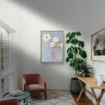 リビングに飾った白い花と花瓶の縦型アートの設置イメージのアートパネル 設置イメージ 1
