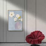 リビングに飾った白い花と花瓶の縦型アートの設置イメージのアートパネル 設置イメージ 5