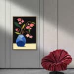リビングに飾った青い花瓶とピンクの花のフラワーアートパネル 設置イメージ 2