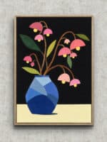 青い花瓶からピンクの花と葉が広がるフラワー インテリアアート フレーム設置イメージ