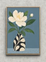 白い花と深緑の葉を黒白の花瓶に生けたベージュ ウォールアートのアートパネル フレーム設置イメージ