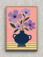 淡いピンク地に紫の花とネイビーの器を描いた北欧 壁掛けアートのアートパネル フレーム設置イメージ