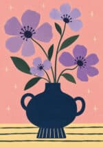 淡いピンク地に紫の花とネイビーの器を描いた北欧 壁掛けアートのアートパネル